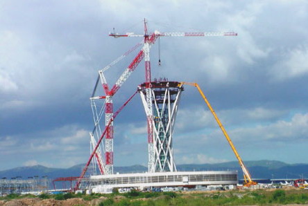 Nueva torre de control del aeropuerto de Barcelona en construcción